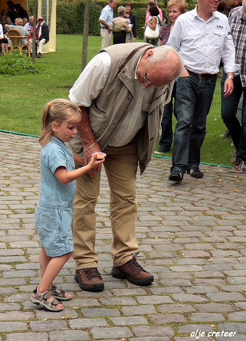 wijn en kunstmarkt Achel10.JPG