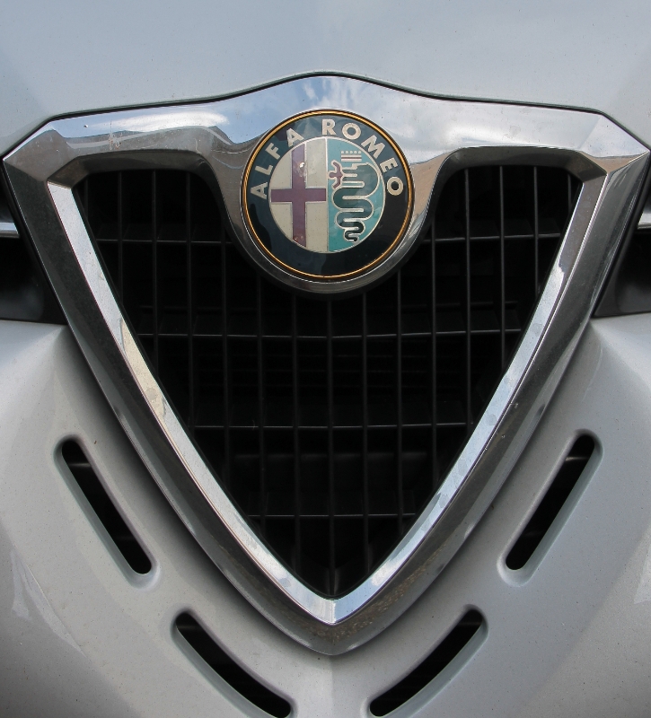 02ketting4.JPG - 4.2 Hans motivatie: de Griekse letters alfa en omega is het logo van de Alfa Romeo, het merk dat vanouds gestreefd heeft naar hoge omwentelingssnelheid van de wielen dat aangeduid wordt met de omega.