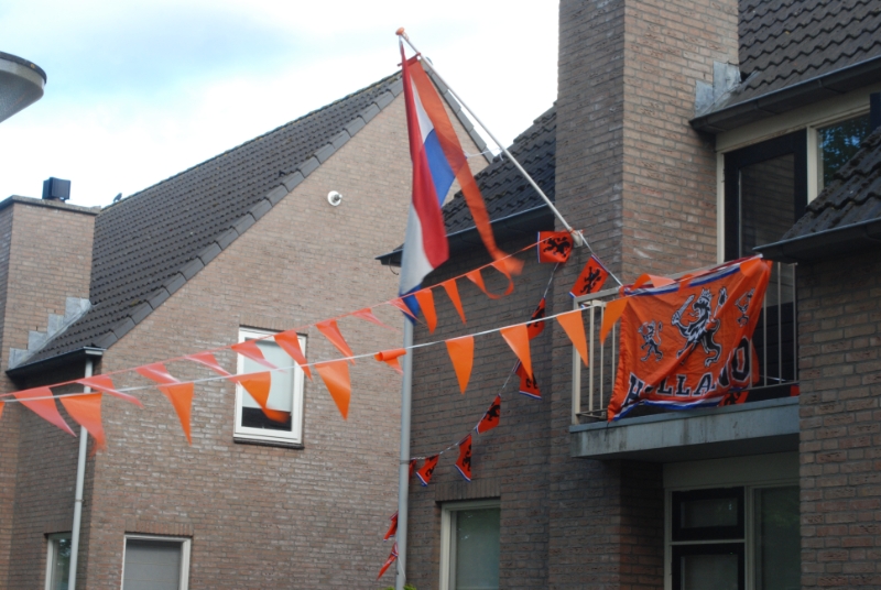 09ketting4.JPG - 4.9 Frank motivatie: Oranje en het WK 2014 nederland kleurt mee met deze vlaggetjes.