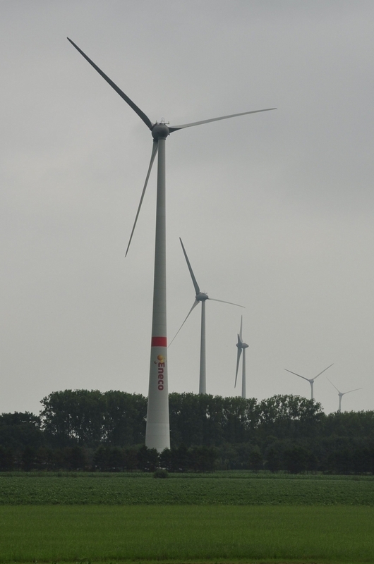 11ketting4.JPG - 4.11 Elly motivatie: Eeuwenlang zijn molens een verfraaiing van het Nederlandse landschap. Jammer genoeg  worden er nu steeds meer en meer  windmolens geplaatst, noodzakelijk natuurlijk omdat die ons van de nodige energie moeten gaan voorzien, maar dat maakt er de omgeving niet mooier op.