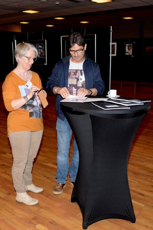 expo111.JPG - Belangstelling voor de fotoketting