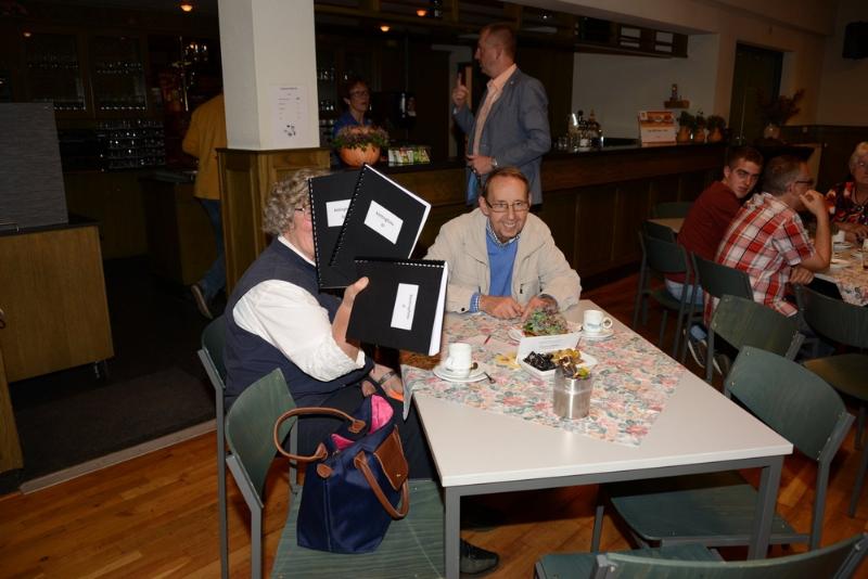expo123.JPG - Verstopt achter de mappen met ketting foto's...