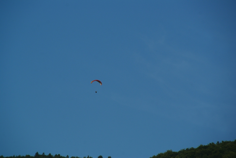 04ketting2.JPG - 2.4 Vera motivatie: Toen ik de kettingfoto zag kreeg ik onmiddellijk zin om te dwarrelen door die prachtige lucht.
