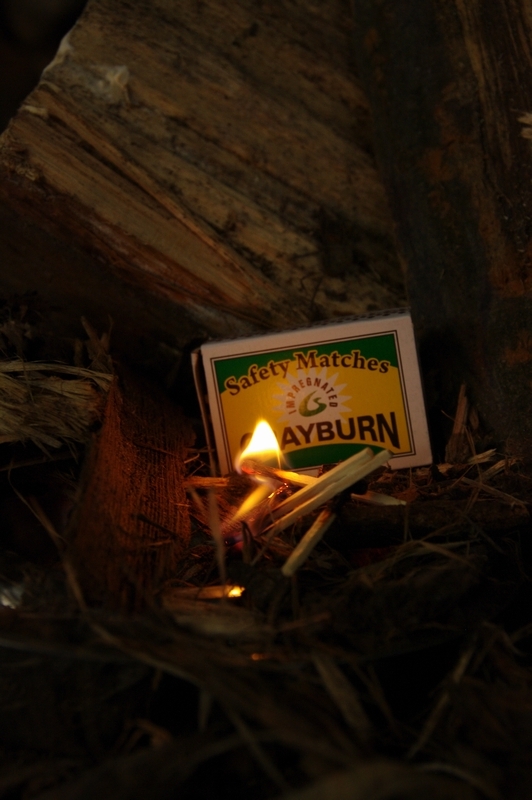 11ketting2.JPG - 2.11 Annie motivatie: bomen leveren hout en er hangen lichtjes in dus hout en licht maar ook van hout kan licht gemaakt worden door vuur met een houten lucifer.