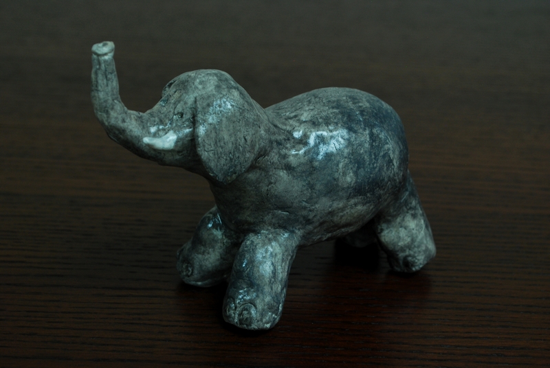 16ketting2.JPG - 2.16 Toos motivatie: Gips, klei materialen om te vormen en te boetseren. Mijn kleinzoon Stef heeft mijn olifantenverzameling uitgebreid door een olifant te boetseren.