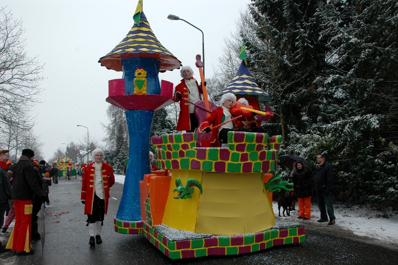 Carnaval dorplein 2010 061.jpg - Optocht Budel-Dorplein