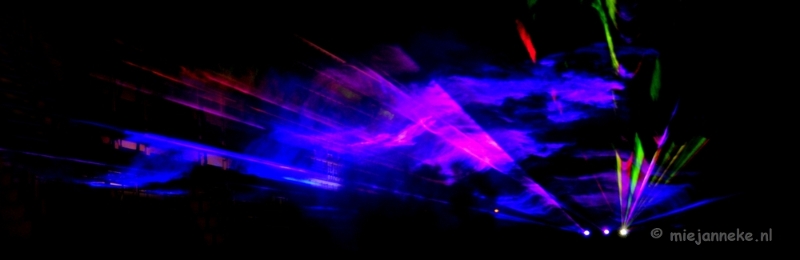 strijps09.JPG - Glow Strijp_S Rook in laserstralen