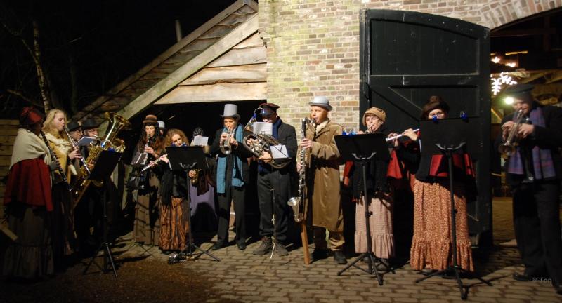 sized_muzikanten-buiten.JPG - De Muzikanten