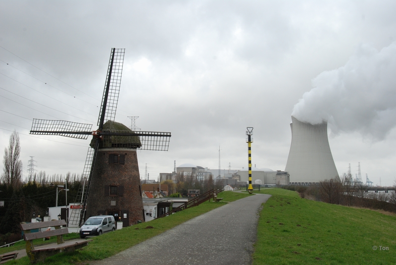 sized_DSC_1464.JPG - Molen uit 1611 en de kerncentrale...