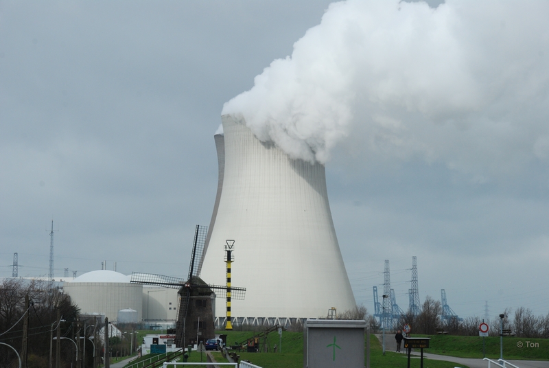 sized_DSC_1499.JPG - De molen en de kerncentrale