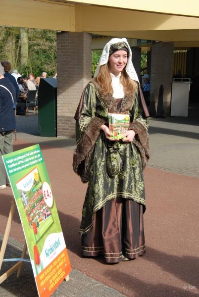 sized_DSC_3810.JPG - In klederdracht, Jacoba van Beieren,  wordt het programma boekje te koop aangeboden