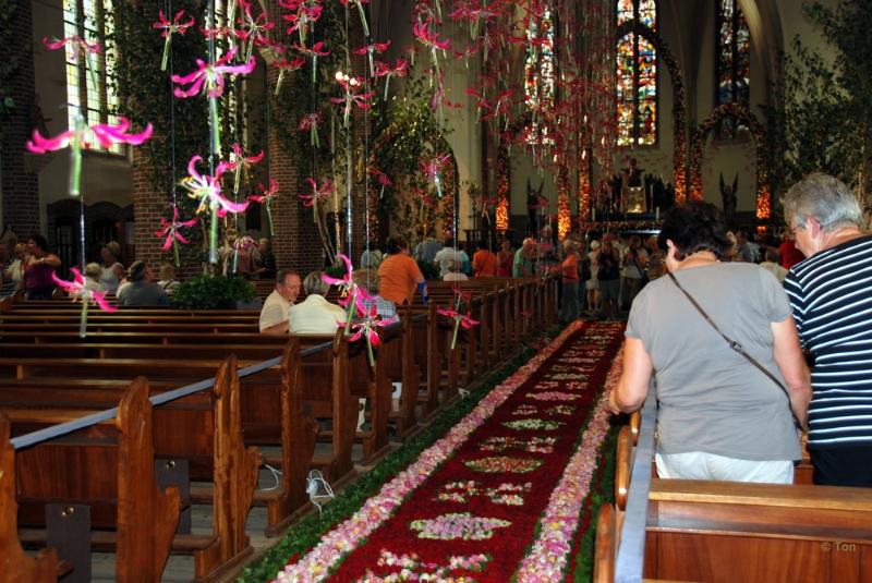 sized_DSC_5663.JPG - Ook de kerk is mooi versierd